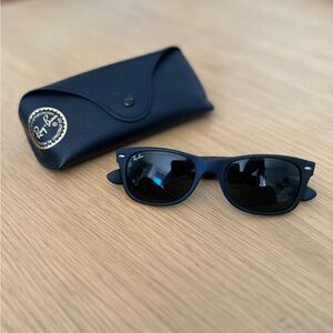 Modern Ray-Ban Wayfarer in Black Rubber